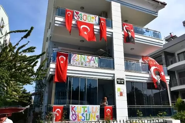 Marmaris’te evler 23 Nisan için bayraklarla süslendi Son Dakika