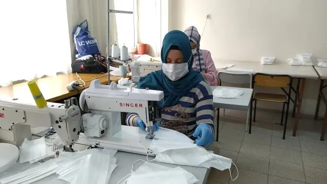 Maske gönüllülerine Kaymakam’dan pasta ikramı Son Dakika