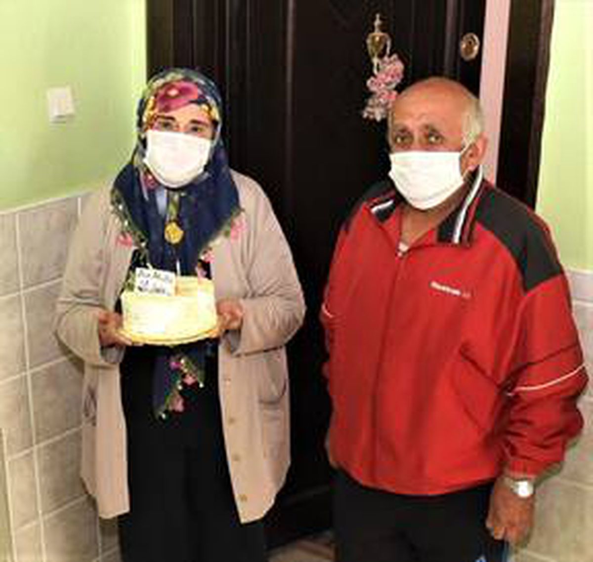 Mersin\'de evlerinden çıkamayan çiftin 53\'üncü evlilik yıl dönümü pastası belediyeden