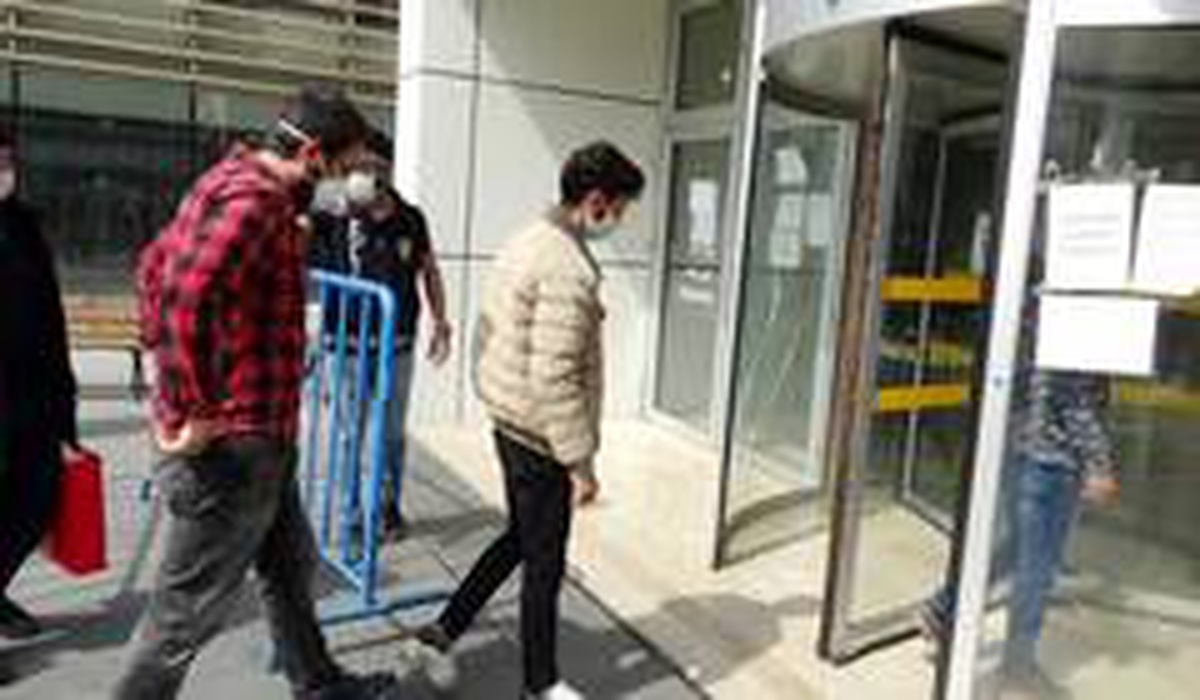 (Özel) Seyahat izin belgesi için kuyruk oluşturan vatandaşlara polisten banklı barikatlı önlem
