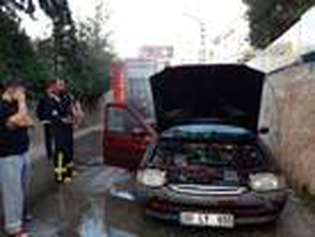 Park halindeki otomobil yandı