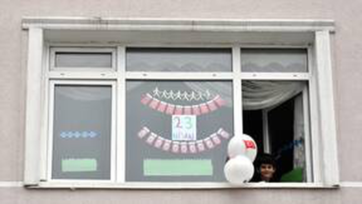 Pencereler 23 Nisan coşkusu için süslendi