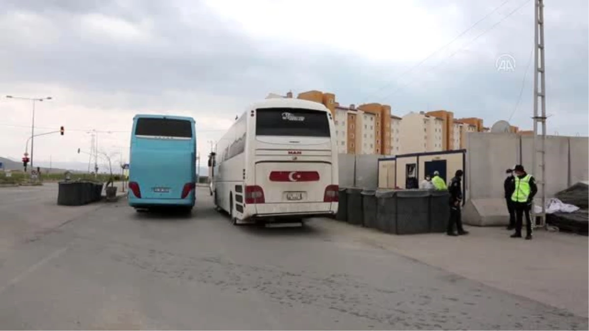 Sahte seyahat belgeleriyle otobüsle Van\'a gelen 22 kişi yakalandı