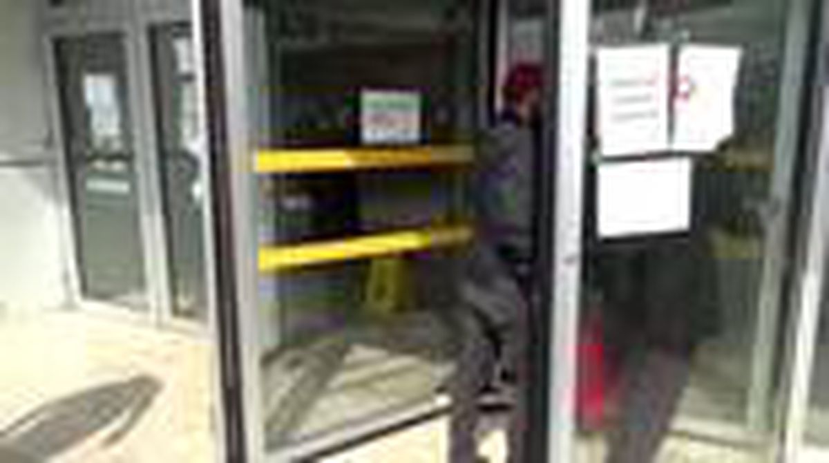 Seyahat izin belgesi için kuyruk oluşturan vatandaşlara polisten banklı barikatlı önlem