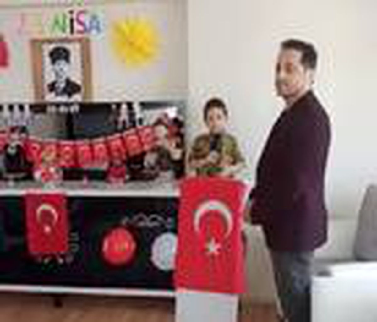Sivaslı ailenin, evdeki 23 Nisan kutlaması gülümsetti