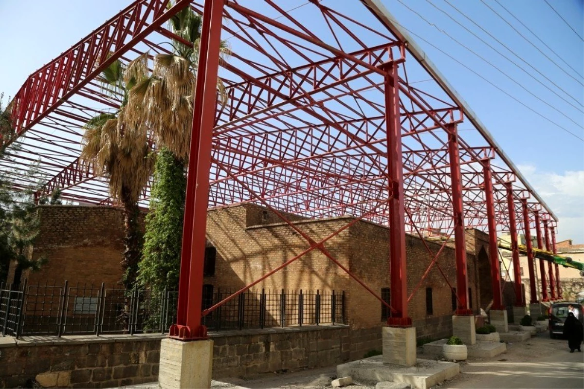 Tarihi Kırmızı Medresede restorasyon çalışması
