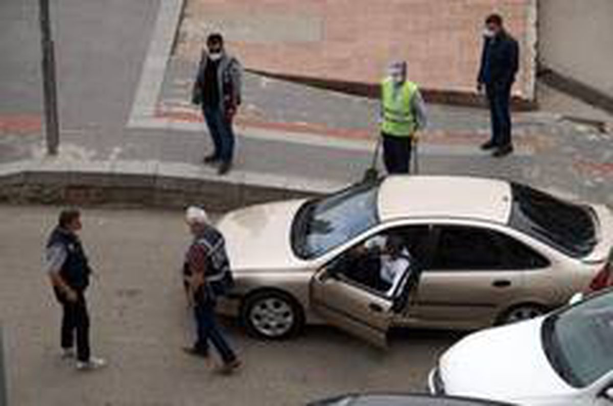 Trafik ışıklarında tartışan sürücülere 6 bin 300 lira sosyal mesafeyi ihlal cezası