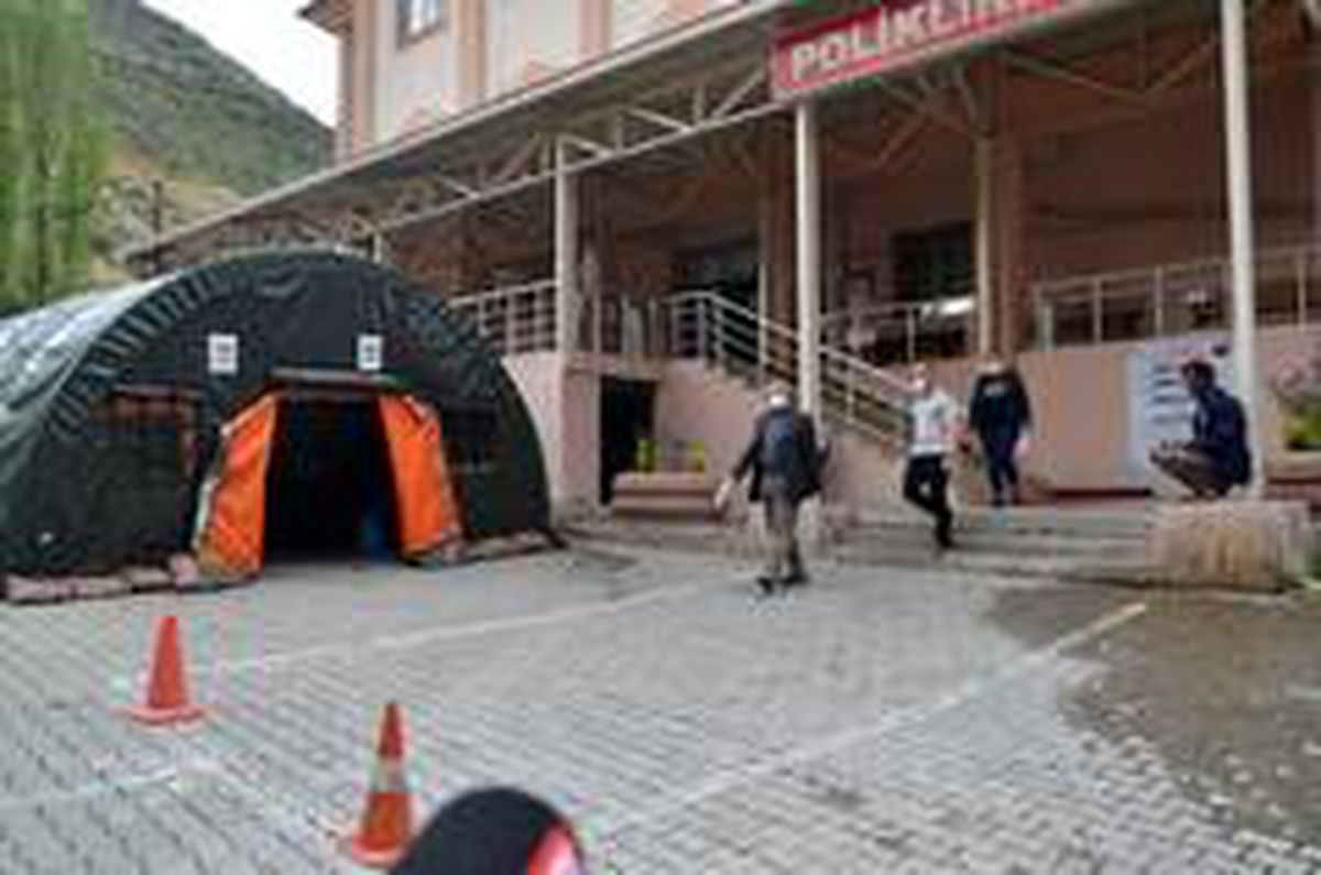 Uludere Kaymakamlığından örnek davranış, taburcu olan hastalar özel araçla evlerine bırakılıyor