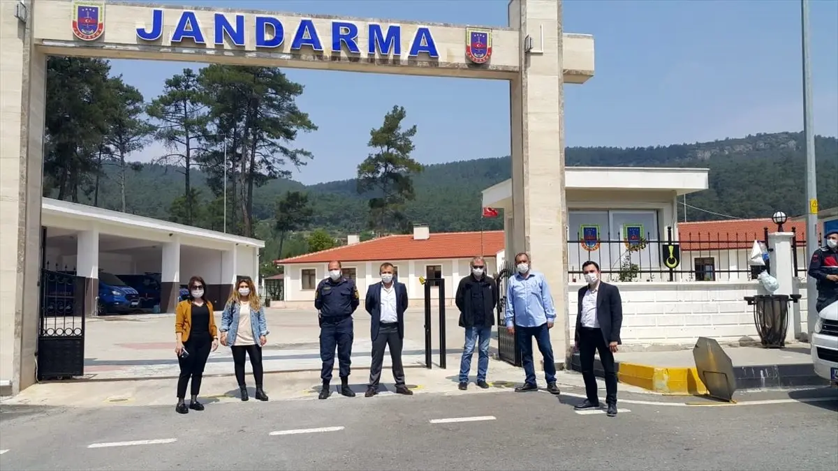 AK Parti Marmaris İlçe Başkanlığından maske dağıtımı