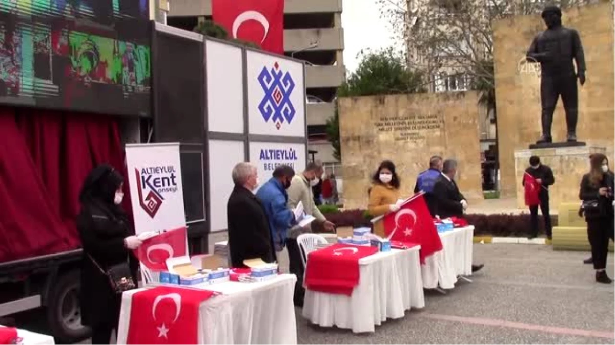 Altıeylül Belediyesi 10 bin maske ve 5 bin Türk bayrağı dağıttı