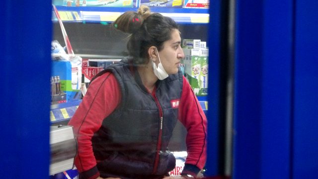Antalya'da bir hırsız, kasiyerin yüzüne kola fırlatıp market soydu