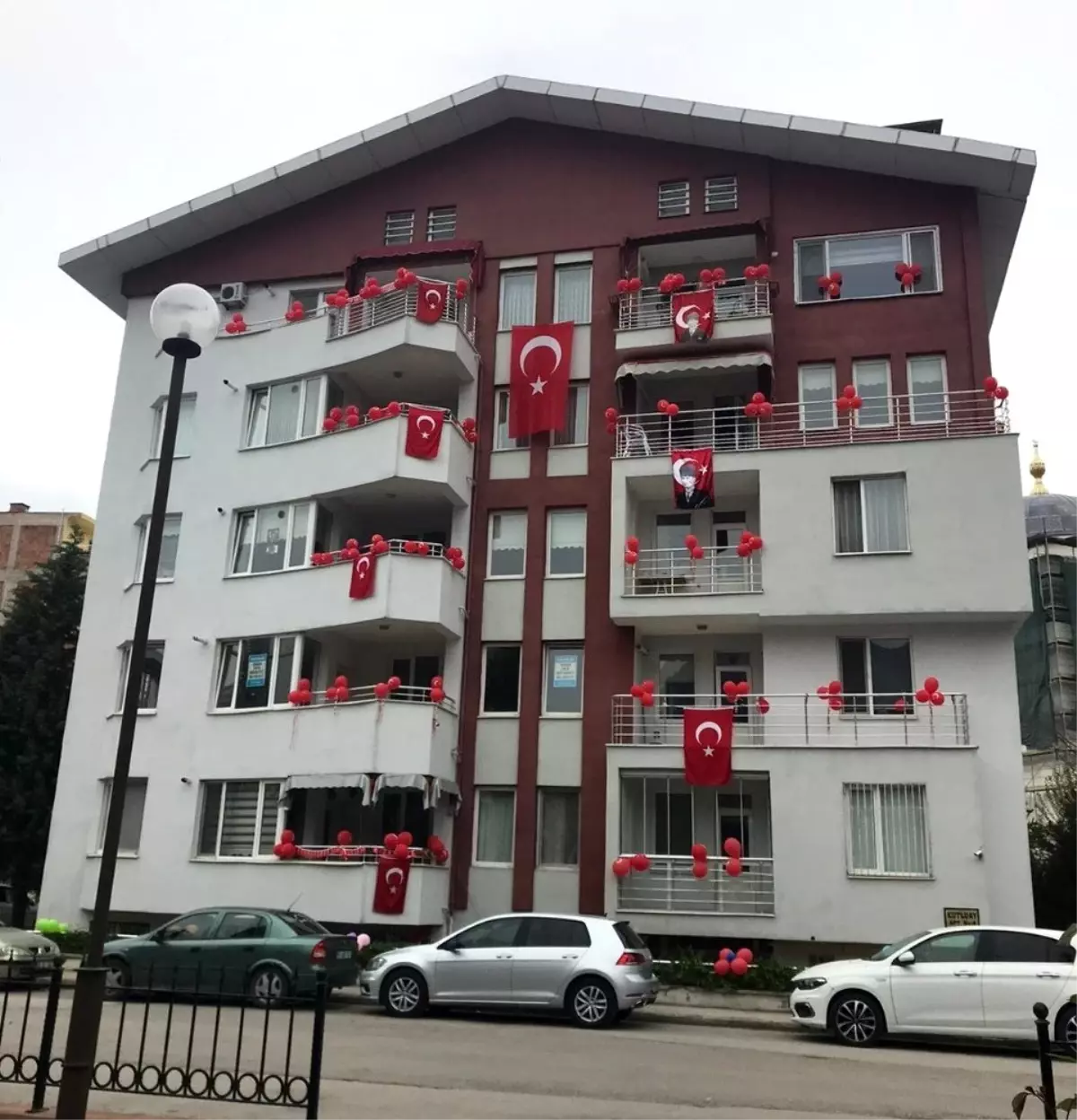 Apartmanı 23 Nisan için süslediler