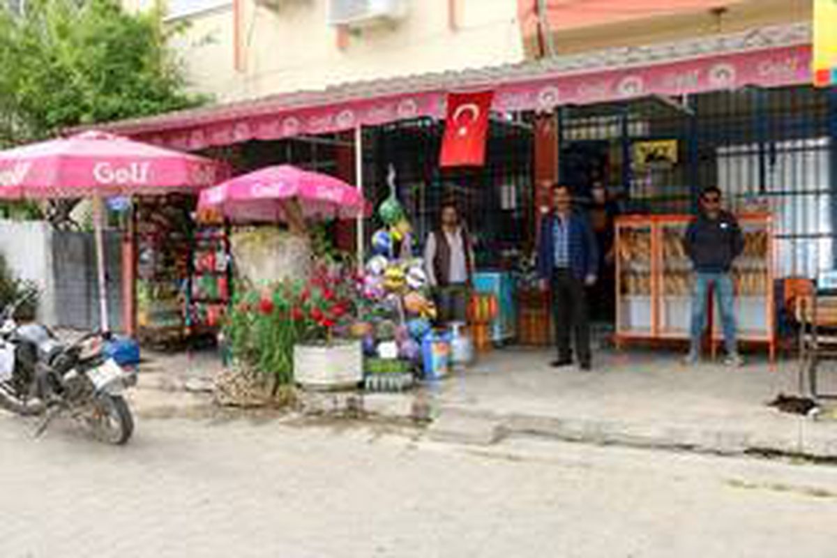 Aydın\'da bir hayırsever, bakkalın veresiye defterindeki borçları ödedi
