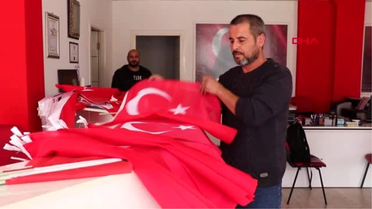DENİZLİ 23 Nisan öncesi ücretsiz Türk bayrağı dağıttı