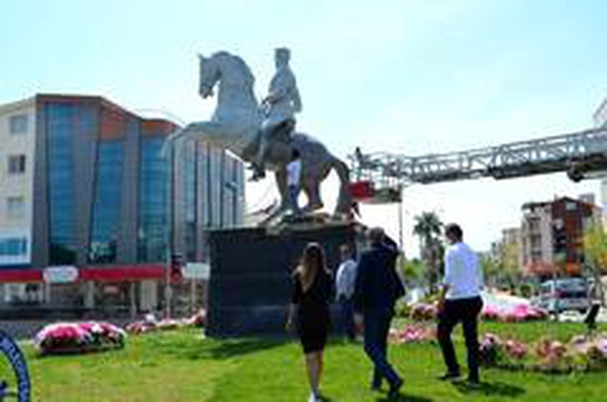 Didim\'de Atatürk heykelleri boyandı