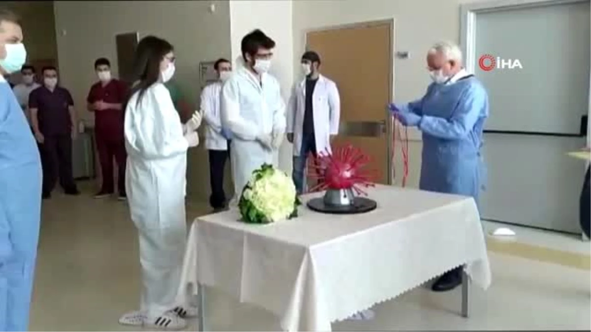 Doktor ve hemşire korona virüsten ertelenen nişanlarını hastanede yaptı