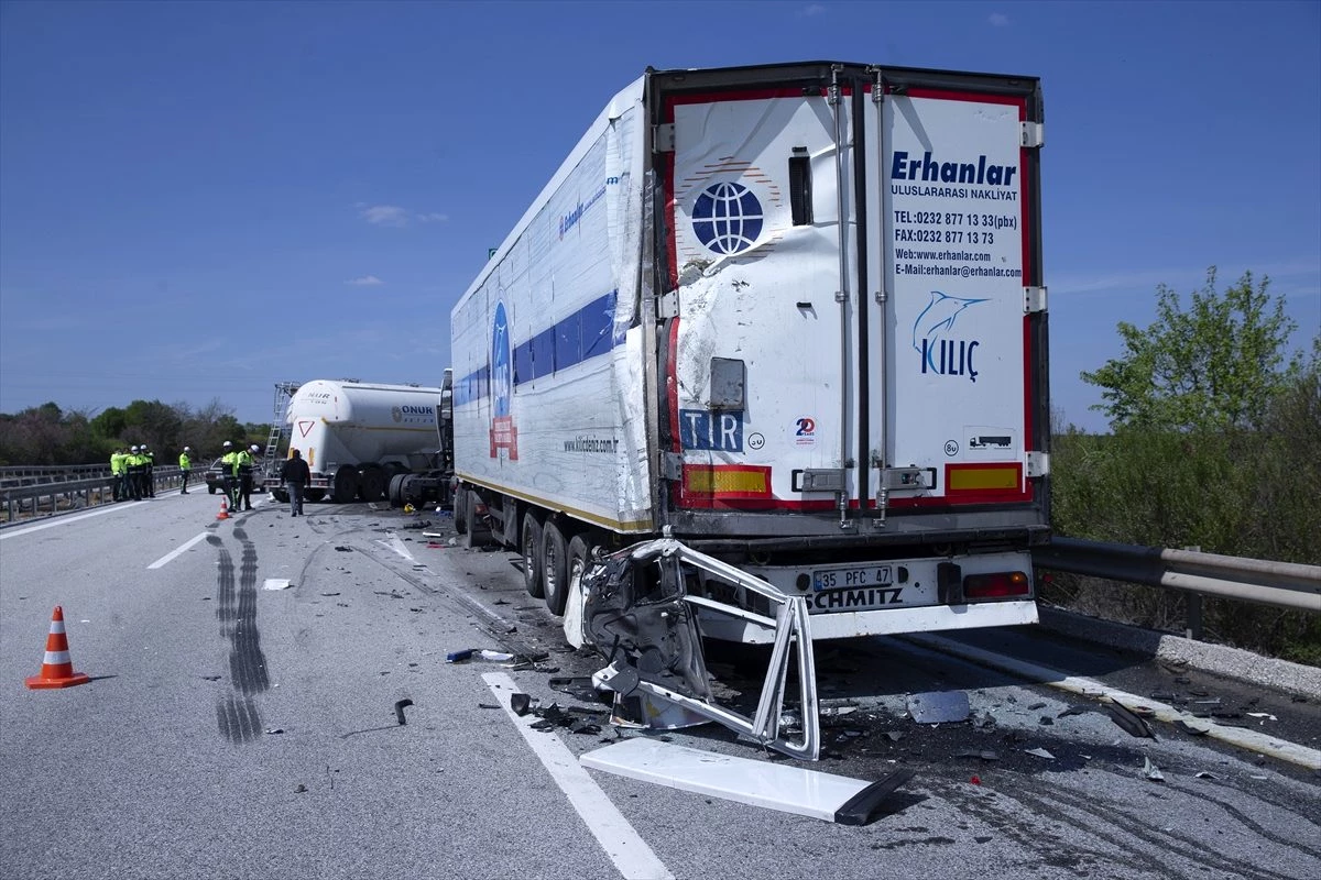 Edirne\'de çimento yüklü tırın çarptığı sürücüsü öldü