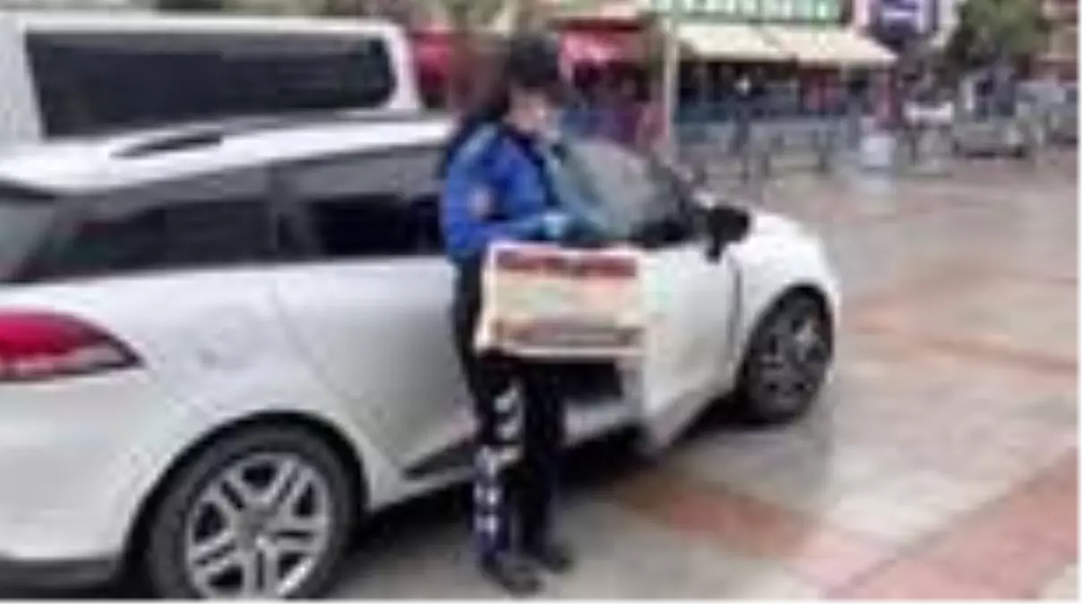 Evinden çıkamayan 14 yaşındaki genç kıza polisten doğum günü sürprizi