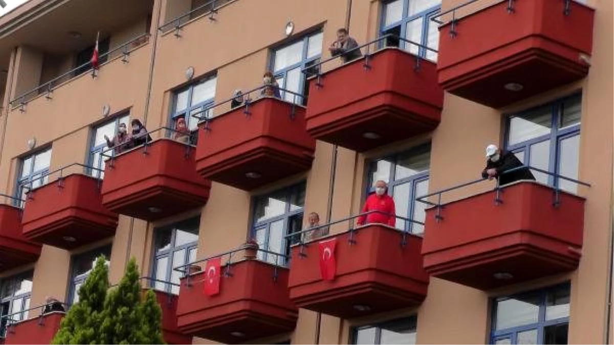 Huzurevi sakinleri, balkonlarda oynadı