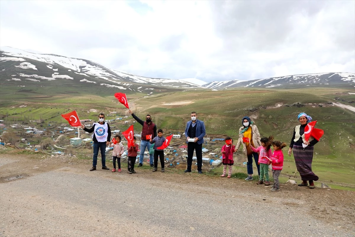 Iğdır\'da gönüllü öğretmenler dağ köylerindeki çocukların bayramını kutladı