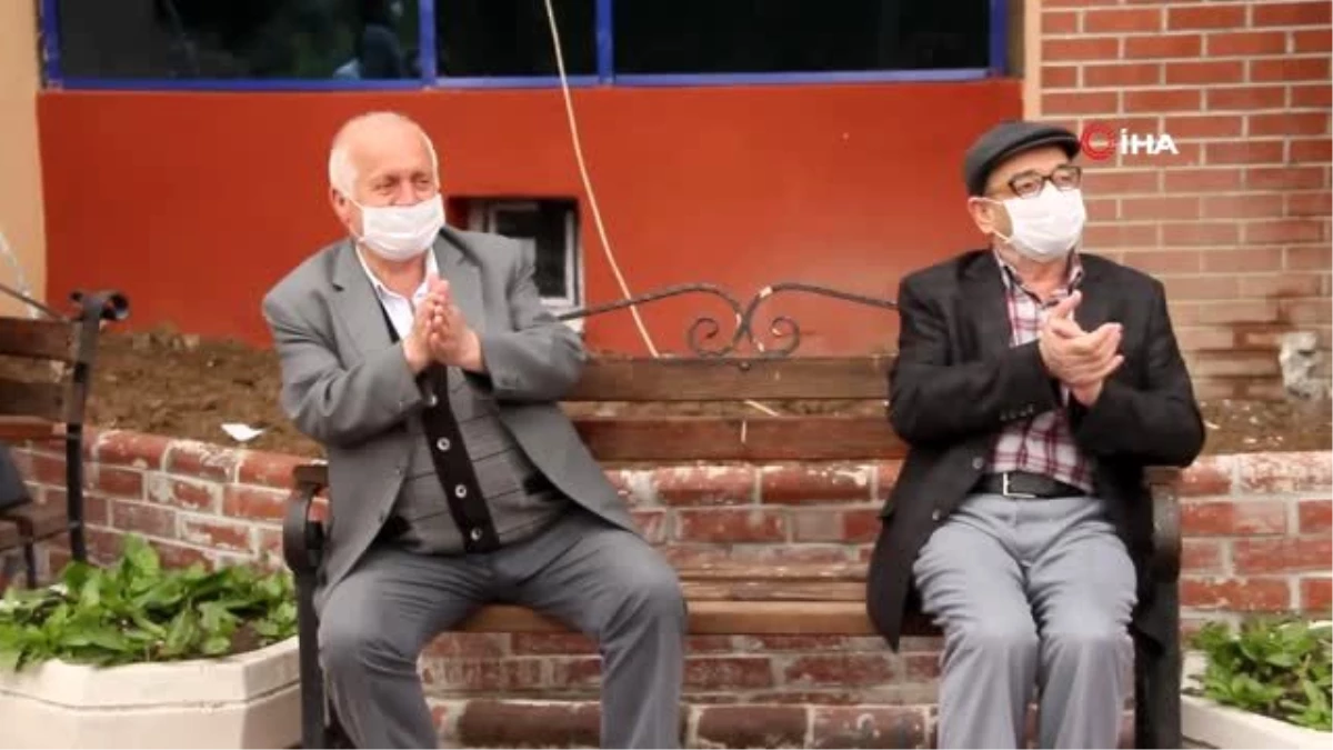 İl Müdürü huzurevinde kalan yaşlıları türkü söyleyerek eğlendirdi