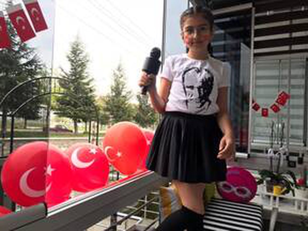 İlkokul öğrencisi Hurma, 23 Nisan\'ı evinin balkonunda kutladı