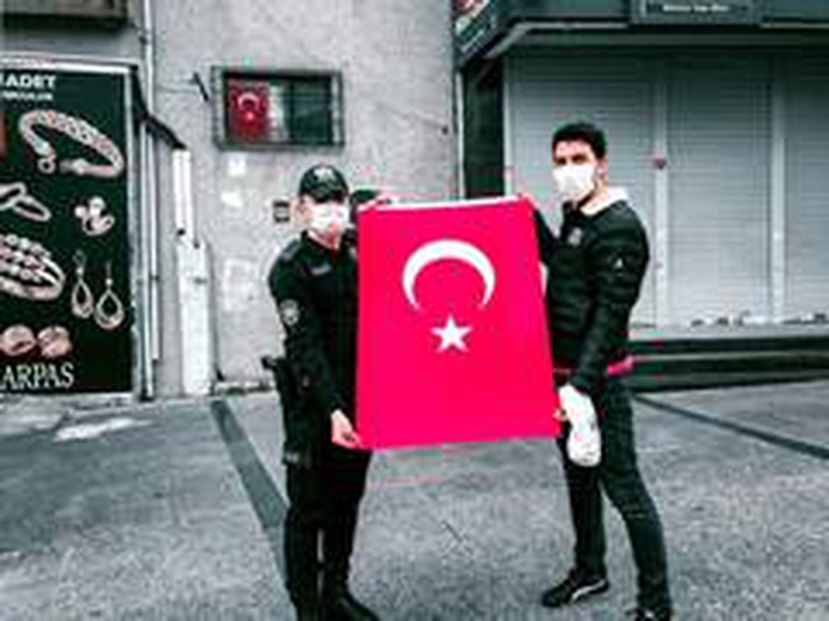 İstanbul\'da vatandaşa 100 bin bayrak dağıtıldı