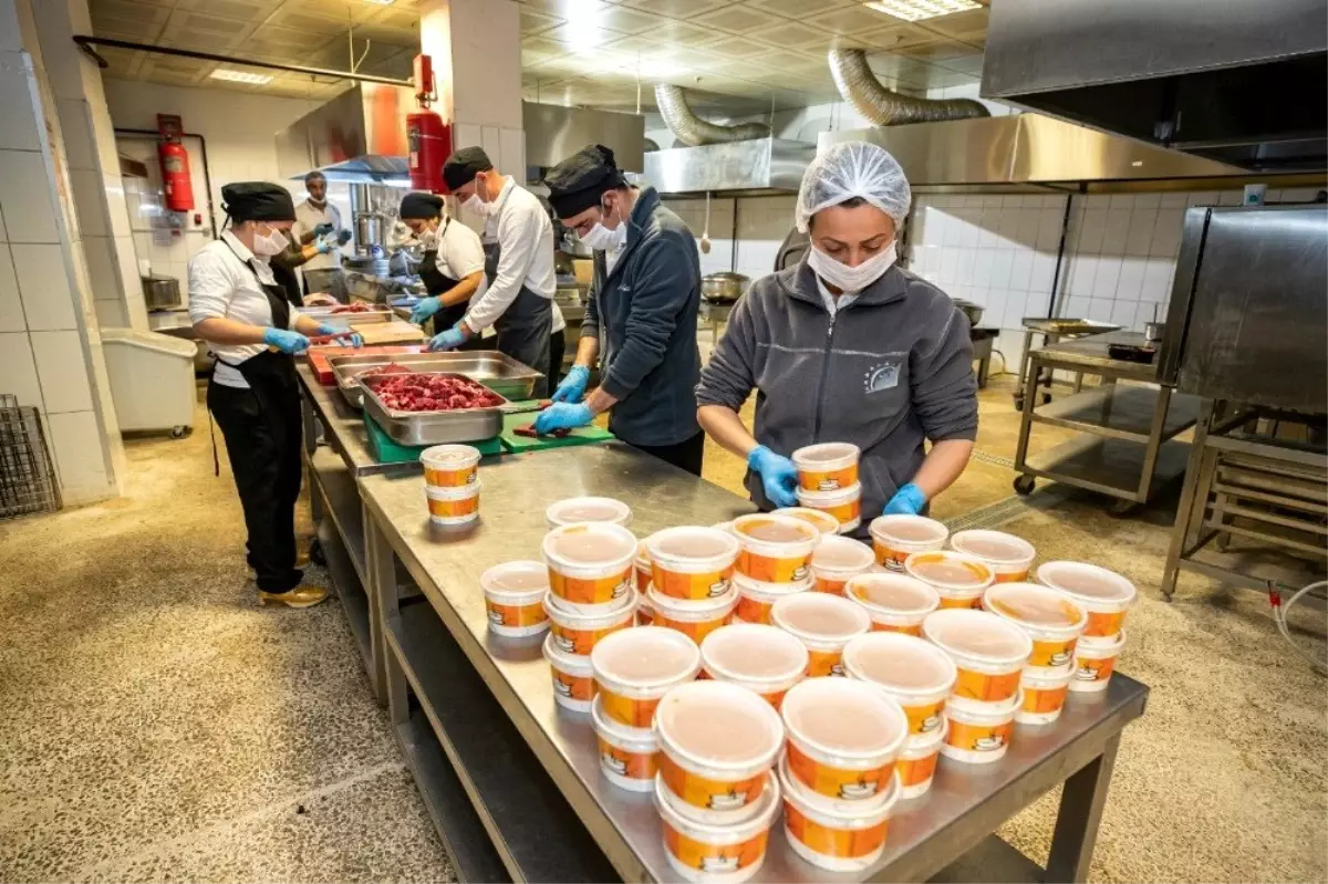 Korona günlerinde bağış iftar yemekleri kapıdan teslim