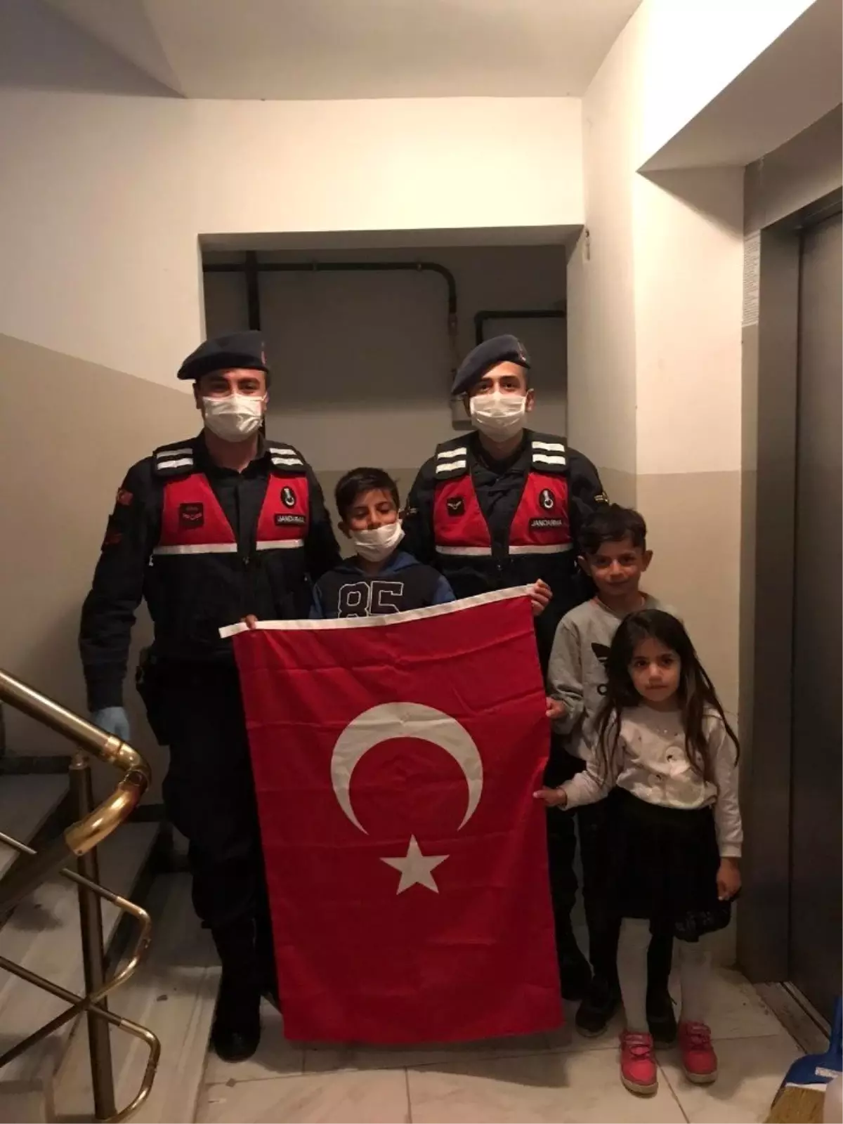 Minikler Türk bayrağı istedi, jandarma teslim etti