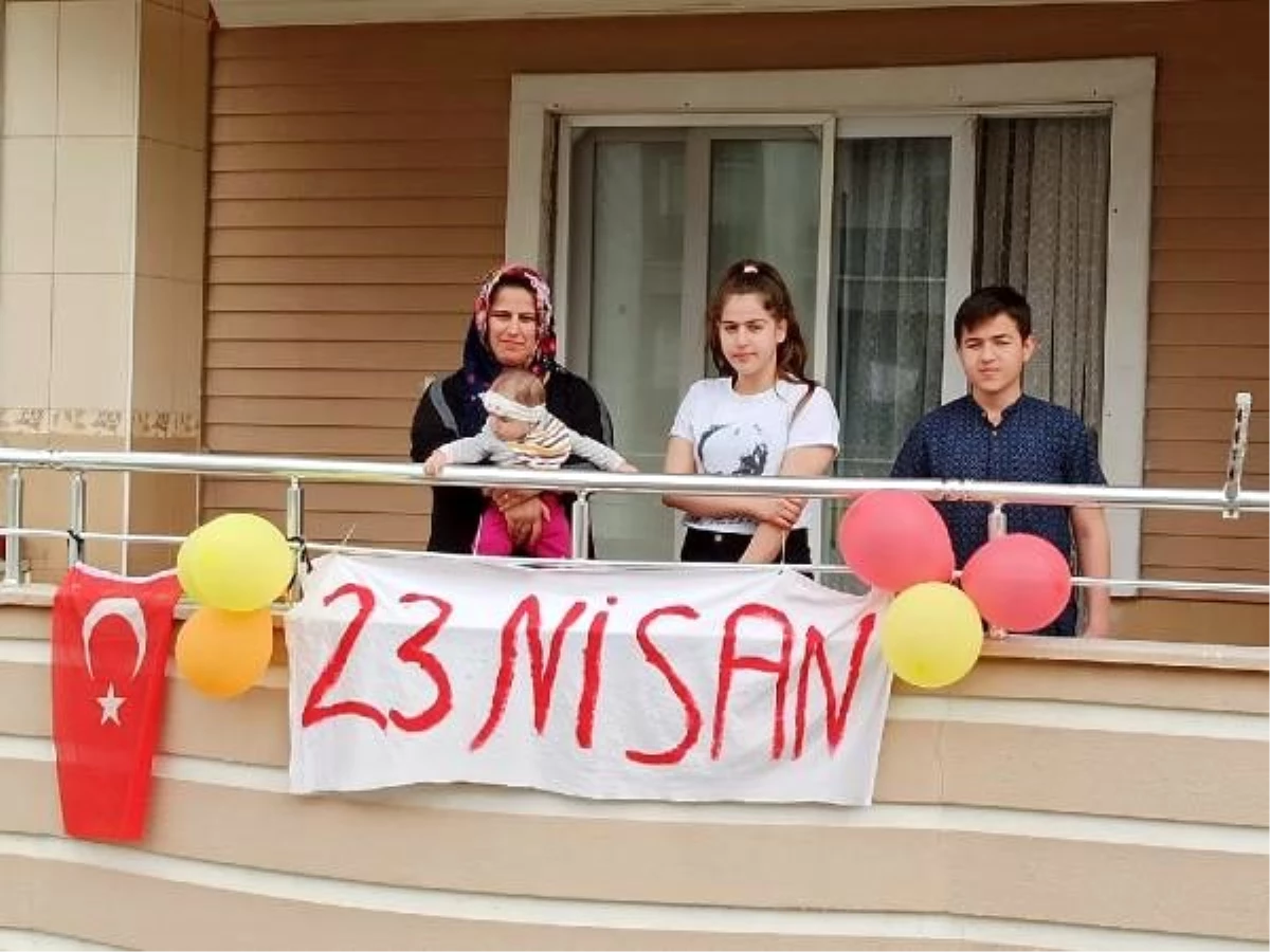 Osmaniye\'de 23 Nisan, evlerin balkonlarında kutlanıyor