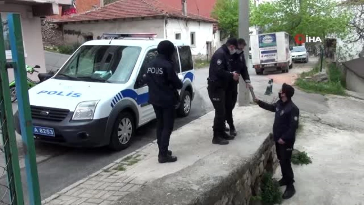 Polis, evden çıkamayan çocuğa doğum günü sürprizi yaptı