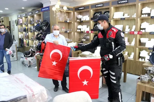 Siirt'te esnafa Türk Bayrağı ve maske dağıtıldı - Son Dakika