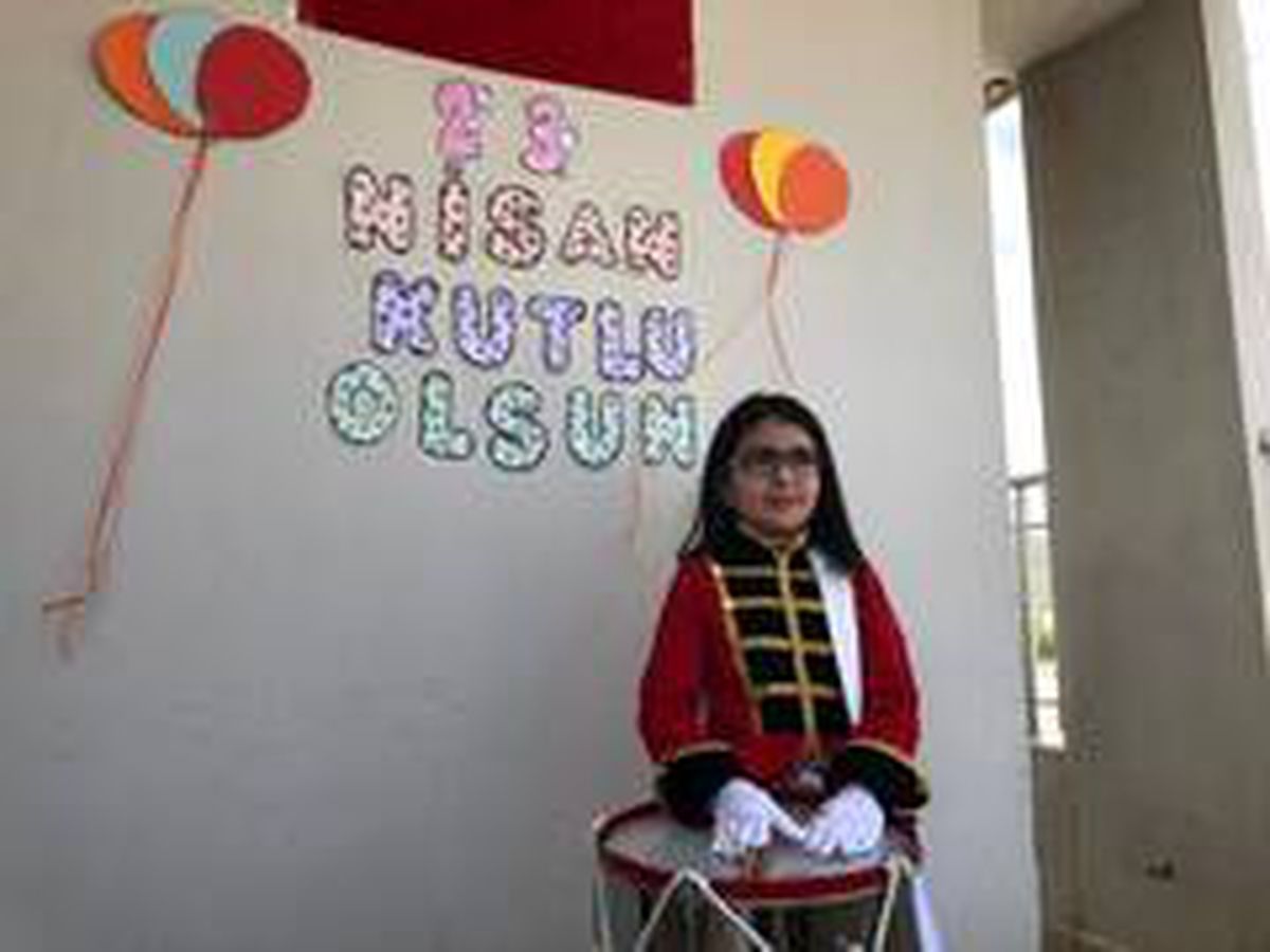 Sınıf arkadaşlarını özlediler, 23 Nisan kutlamasında duygusal anlar yaşadılar