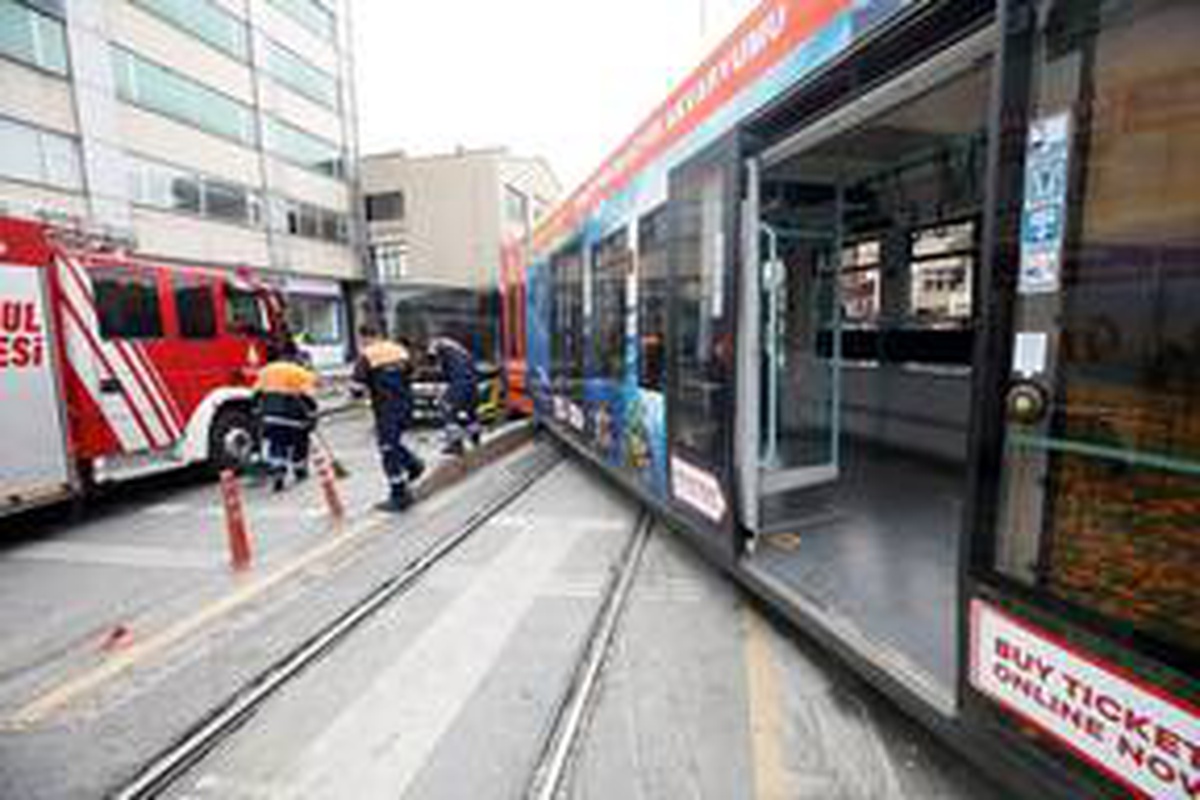 Sultangazi\'de tramvay ile otobüs çarpıştı