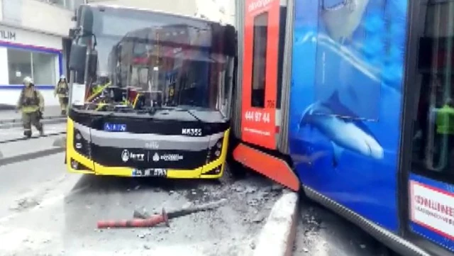 Sultangazi'de raydan çıkan tramvay otobüse çarptı! Kaza anı kamerada