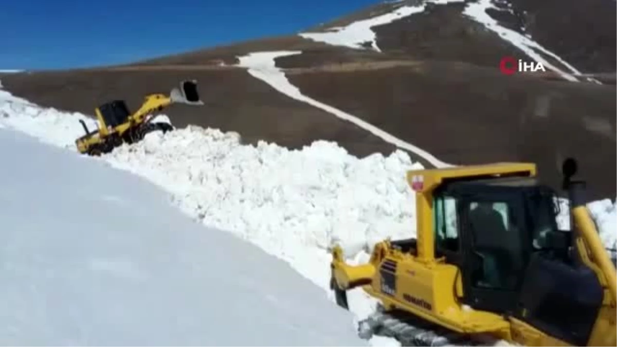 Tehlikeli yolda ekiplerin zorlu kar mücadelesi