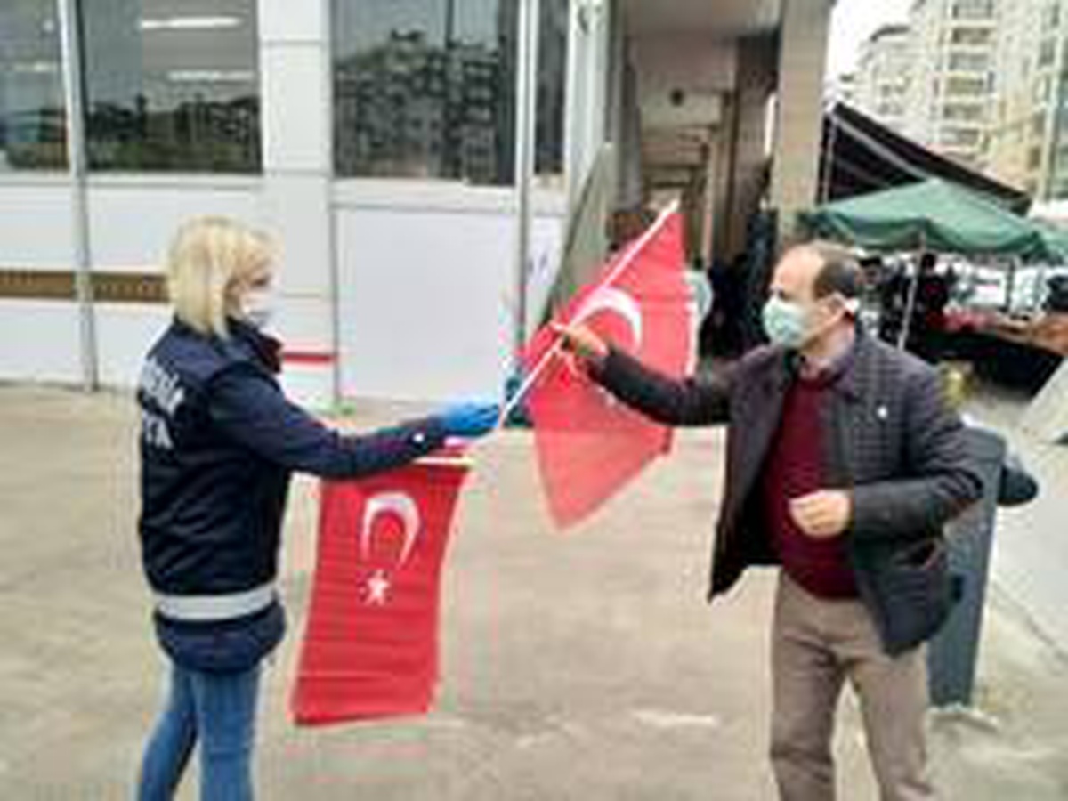 Trabzon Büyükşehir Belediyesi 23 Nisan öncesi Türk bayrağı dağıtıyor