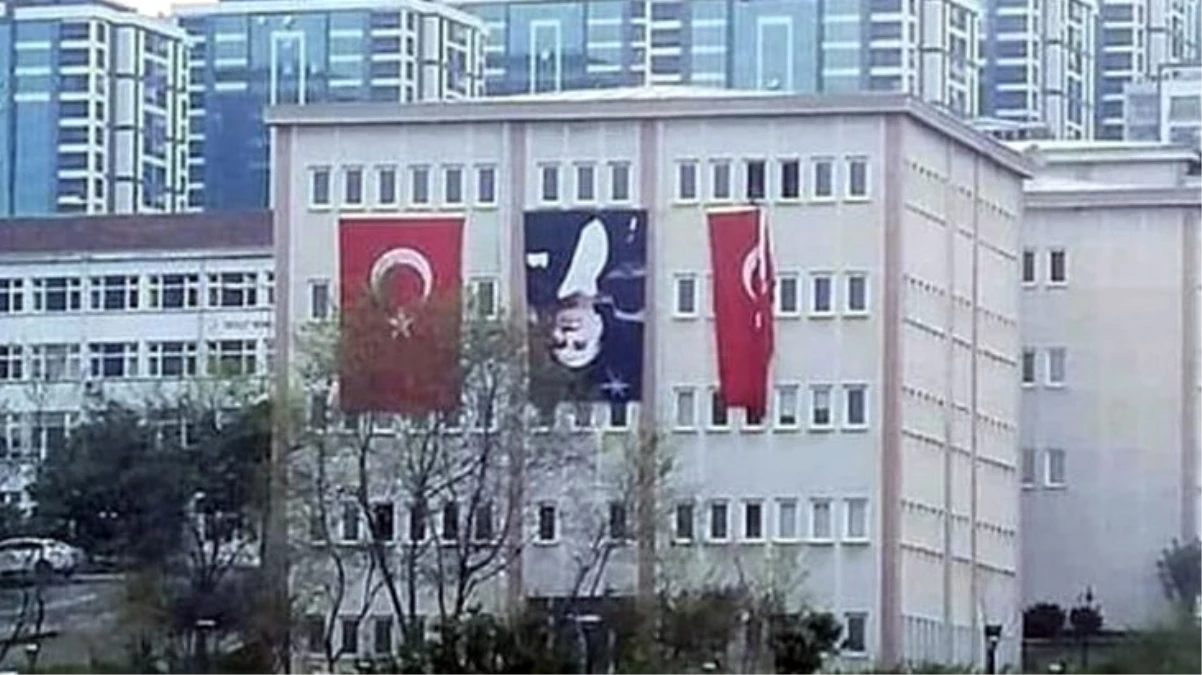 Trabzon\'daki bir kamu binasına Atatürk posterini ters astılar