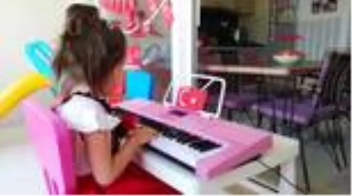 Üçüz kız kardeşlerin gülümseten 23 Nisan kutlaması