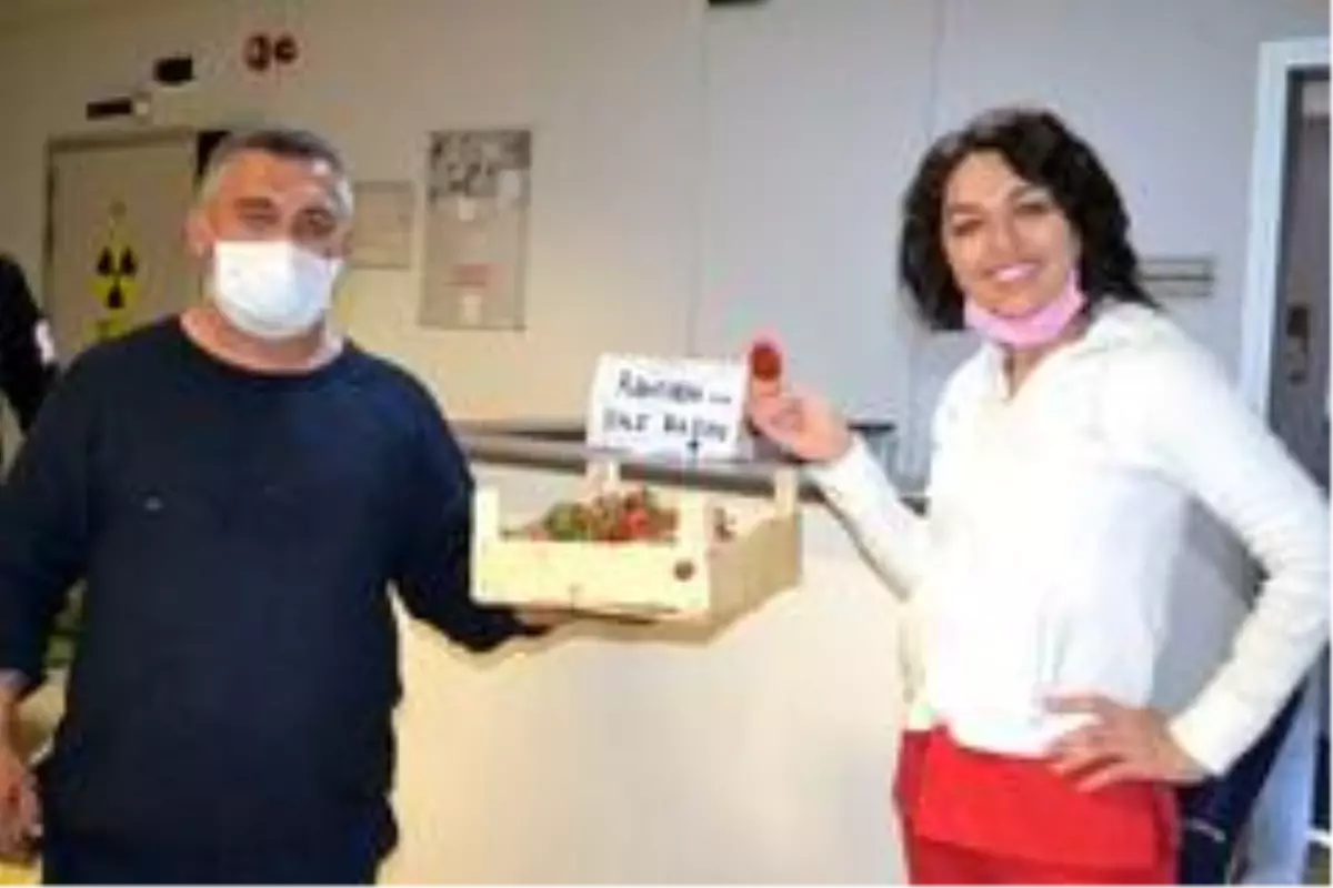Ürettiği çilekleri sağlıkçılara ikram etti