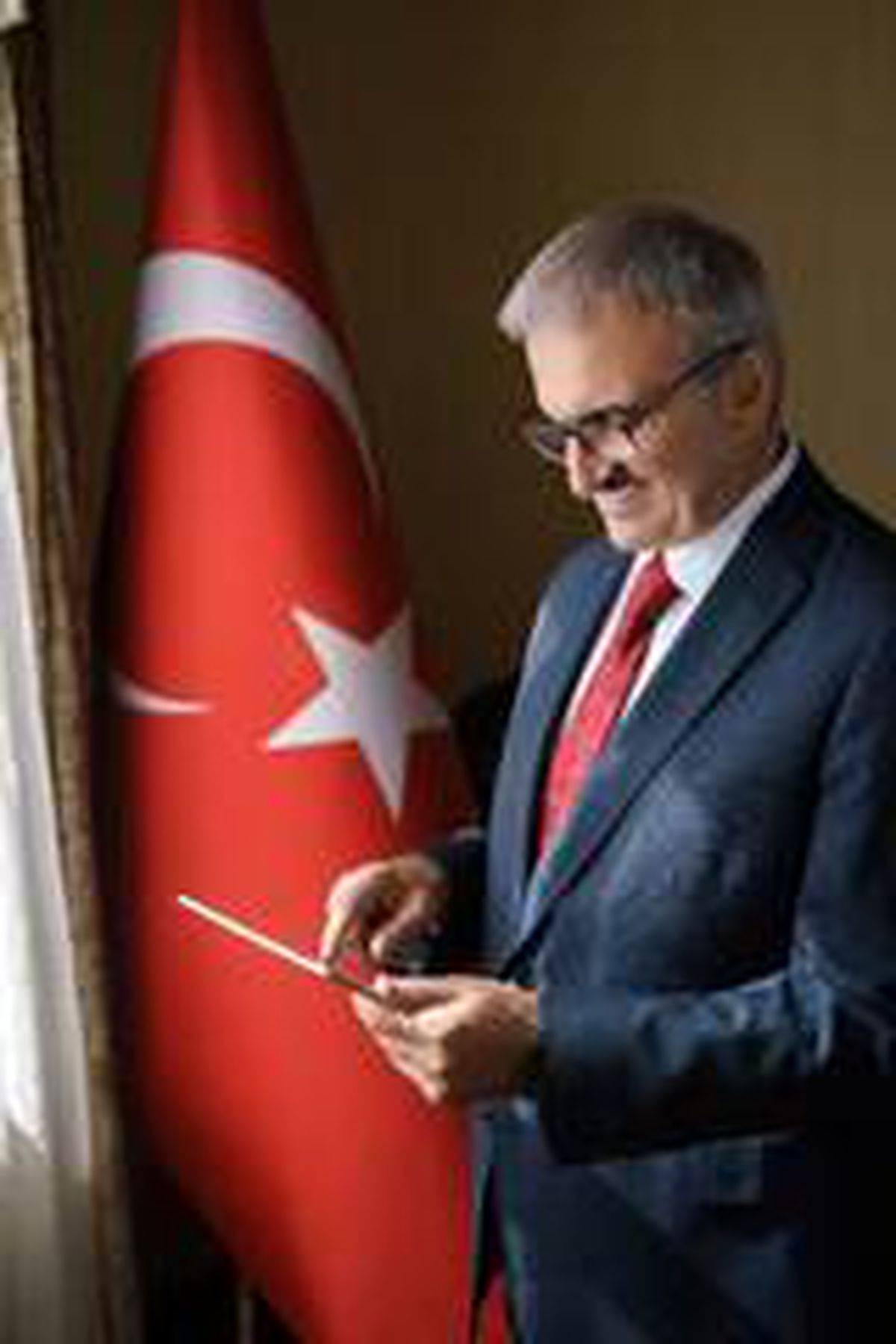 Vali Karaloğlu: "Göğsümüz milli duygularımızla kabardığı sürece balkonlar da bize meydan olur"