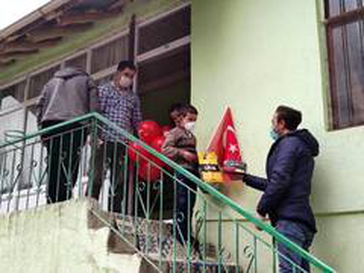 23 Nisan doğumlu çocuğa sürpriz kutlama