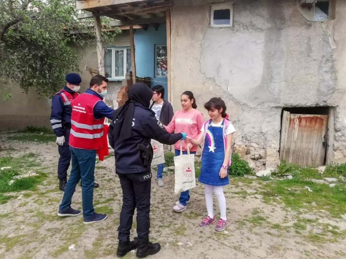 23 Nisan dolayısıyla çocuklara Türk bayrağı ve oyuncak