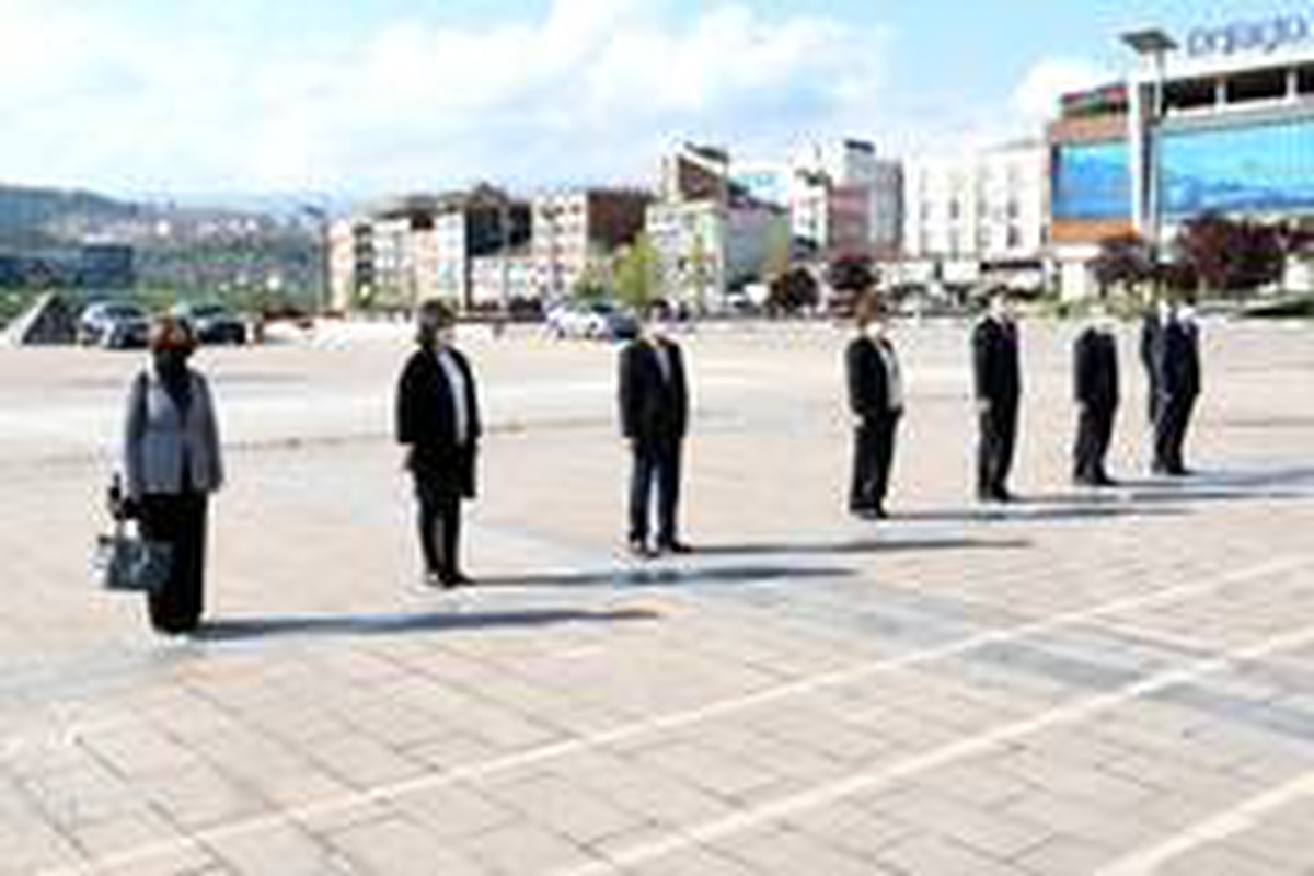 23 Nisan kutlamaları kapsamında çelenk sunumu yapıldı