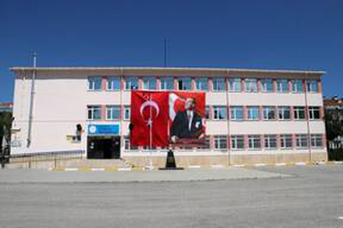 23 Nisan, okul binalarından yükselen marşlarla kutlandı