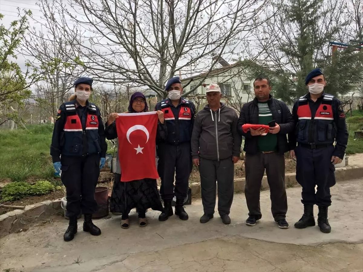 65 yaşındaki Meryem Durmaz\'ın bayrak sevgisi duygulandırdı