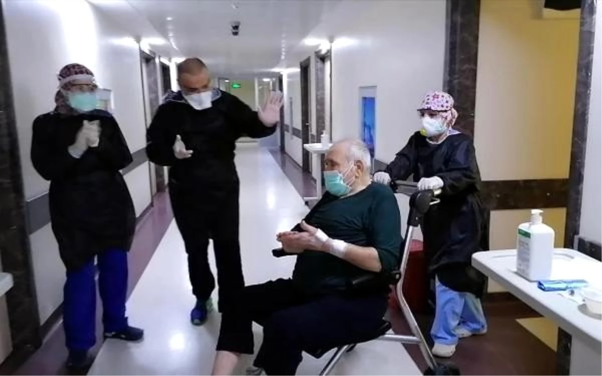 83 yaşındaki Alzheimer hastası koronavirüsü yendi, alkışlarla taburcu oldu
