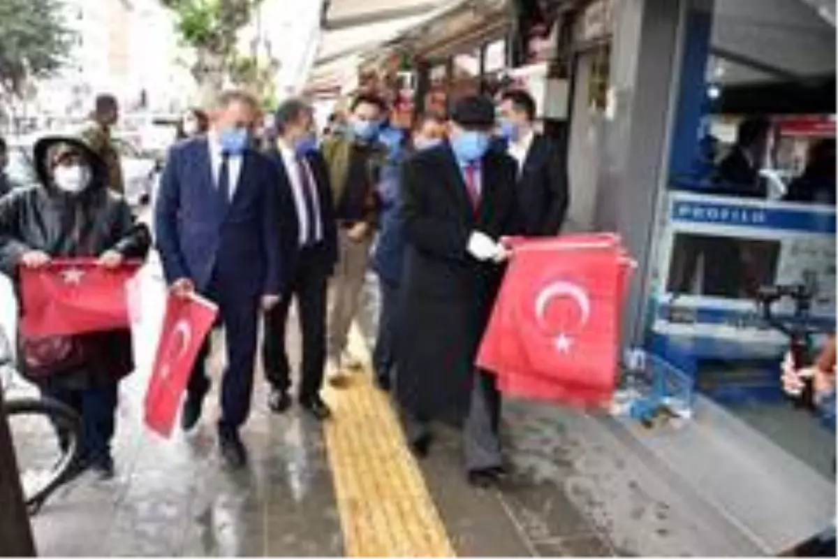 Amasya Belediye Başkanı Sarı, esnaf ve vatandaşlara Türk bayrağı dağıttı