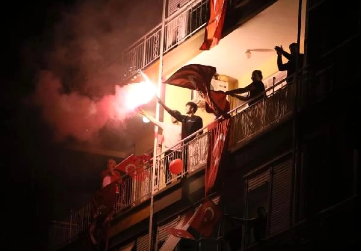 Antalya\'da 23 Nisan coşkusu balkonlarda yaşandı