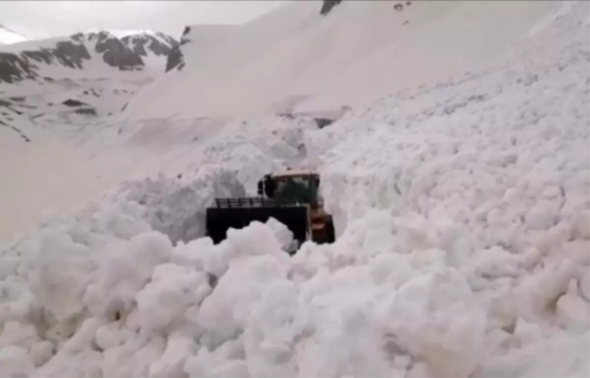 Bahçesaray yolu ulaşıma açıldı